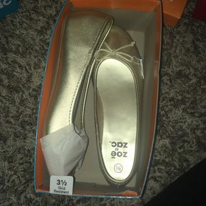 Brand new 3 1/3 kids gold flats